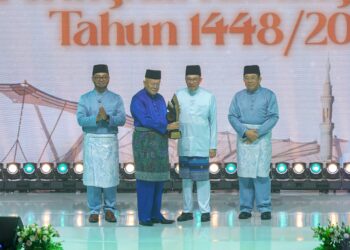 ANWAR Ibrahim (dua dari kanan) menyampaikan anugerah Tokoh Maulidur Rasul Bagi Tahun 1448/2026 Kategori Tokoh Perdana kepada Pengasas dan Pengarah Urusan Kumpulan Weststar Group, Tan Sri Dr. Syed Azman Syed Ibrahim sempena Sambutan Maulidur Rasul Peringkat Kebangsaan 1448/2026 hari ini. UTUSAN/FARIZ RUSADIO