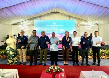 DATUK Seri Muhammad Sanusi Md Nor (tengah) bergambar semasa Majlis Pelancaran Kilang SIB ZZT di Gurun, Kedah.