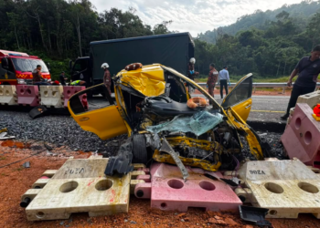 KEADAAN kereta dinaiki mangsa selepas bertembung sebuah treler tangki diesel di Kilometer 25, Jalan Gua Musang-Kuala Krai dekat Gua Sejuk, Gua Musang semalam. FOTO IHSAN POLIS