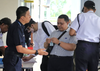 T. MUHAMAD Shazali T. Sharipudin hadir ke Kompleks Mahkamah Seremban hari ini atas dua pertuduhan melakukan amang seksual fizikal terhadap seorang kanak-kanak lelaki berusia lapan tahun, April lalu. -UTUSAN / MOHD SHAHJEHAN MAAMIN