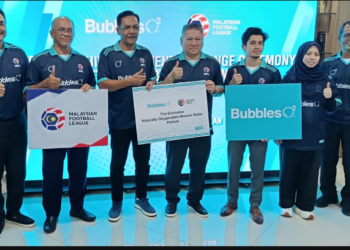 AB. Ghani Hasan (tiga dari kiri) dan Arifin (empat dari kiri) bergambar pada majlis pertukaran dokumen perjanjian penajaan BubblesO2 kepada MFL di Rembau hari ini.-UTUSAN/NAZARUDIN SHAHARI