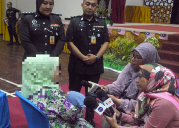 SEORANG wanita mengendong anaknya berusia tiga bulan ketika ditemui pemberita pada Majlis Pelepasan Banduan Secara Lesen (PBSL) Madani Yakin sempena sambutan Kemerdekaan Negara Malaysia Ke-69 peringkat Jabatan Penjara 2026 di Kompleks Penjara Melaka, Sungai Udang, Melaka hari ini. - UTUSAN/AMRAN MULUP