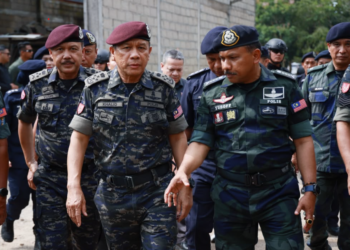MOHD. Khalid Ismail (kiri) bersama Mohd. Yusoff mengadakan lawatan di sempadan Malaysia-Thailand berhampiran pangkalan haram Lubok Gong, Rantau Panjang, Kelantan hari ini-UTUSAN/KAMARUL BISMI KAMARUZAMAN.