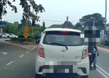 TANGKAP layar kejadian seorang pengemis memukul cermin sebuah kereta yang enggan memberikan wang semasa berhenti di simpang lampu isyarat Jalan Sekerat di Sungai Petani, Kedah.