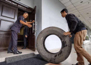 SALAH satu tayar yang menjadi bahan kes turut dibawa dalam prosiding pendakwaan terhadap sebuah syarikat di Mahkamah Sesyen Seremban hari ini.-UTUSAN/MOHD. SHAHJEHAN MAAMIN