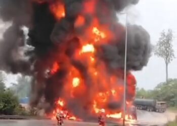 KEADAAN lori tangki dan kereta yang terbakar di Jalan Temerloh-Bera berhampiran Kampung Lebak di Temerloh, Pahang.