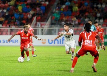 EMMANUAL Mbarga (kiri) mengawal bola daripada dirampas pemain Selangor FC dalam aksi Liga Super di Kota Bharu, Kelantan kelmarin. -UTUSAN/KAMARUL BISMI KAMARUZAMAN