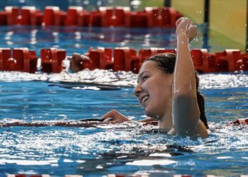 Pemenang pingat emas acara 100 meter gaya bebas wanita, Eliza Ai Shen Tan dari Selangor yang turut merangkul enam lagi emas pada Sukan Malaysia (SUKMA) Selangor 2026 di Pusat Akuatik Selangor. - UTUSAN/SHIDDIEQIIN ZON