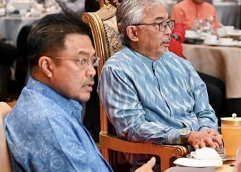 MOHD. Sharkar Shamsudin (kiri) menyokong penuh titah Al-Sultan Abdullah Ri’ayatuddin Al-Mustafa Billah Shah supaya pihak berkuasa mengambil tindakan drastik meruntuhkan sebarang struktur penempatan haram pendatang asing, khususnya yang didirikan di atas tanah kerajaan di negeri Pahang.