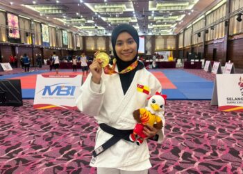 NUR Sufia Arisha Mohamed Rasidi merangkul pingat emas kategori bawah 44 kilogram (kg) wanita SUKMA 2026.-IHSAN MSNS