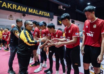 Mohd. Sumali Reduan (dua dari kiri) bersalaman dengan pemain sepak takraw kebangsaan ketika meninjau sesi latihan menghadapi Sukan Asia 2026 di Akademi Sepak Takraw Malaysia, Kuala Lumpur, semalam.
