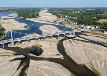 GAMBAR dari udara ini menunjukkan sebuah jambatan merentasi dasar Sungai Loire yang telah kering di Loireauxence. - AFP