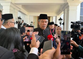 MOHAMAD Hasan ditemui pemberita selepas Istiadat Pelantikan dan Mengangkat Sumpah Menteri Besar Negeri Sembilan di Balairung Seri, Istana Besar Seri Menanti, Kuala Pilah hari ini.-UTUSAN/NOR SHAFIQAH MOHD GHAZALI