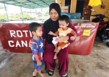 MUHAMMAD Firas Anaqi Farid Fakimi (kanan) bersama Roziana Husain di rumah mereka di Kampung Gertak Seratus, Besut, Terengganu. – UTUSAN/WAN ZURATIKAH IFFAH WAN ZULKIFLI