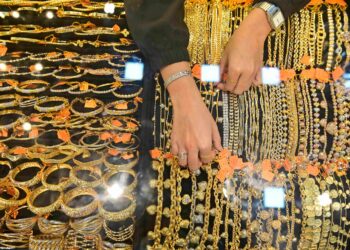 HARGA emas dijangka melonjak ke paras tertinggi semula dalam tempoh setahun. - GAMBAR HIASAN