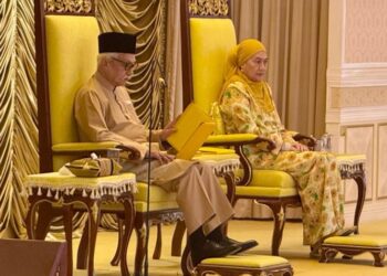 TUANKU Muhriz Tuanku Munawir bertitah sempena Istiadat Pelantikan dan Mengangkat Sumpah Ahli Majlis Mesyuarat Kerajaan Negeri (Exco) Negeri Sembilan di Balairung Seri Istana Besar Seri Menanti, Kuala Pilah, semalam. - UTUSAN/NOR SHAFIQAH MOHD. GHAZALI