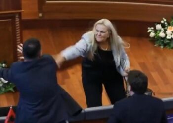 ADEGAN baling telur berlaku semasa sidang parlimen Kosovo di Pristina. - :TABZLive/x.com