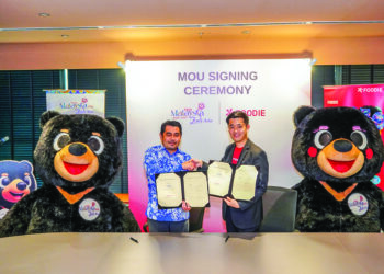 MOHD Akbal Setia (kiri) dan Nicholas Lim Pinn Yang selepas menandatangani Memorandum Persefahaman (MoU) bagi memperkukuh promosi produk dan pengalaman pelancongan Malaysia sempena kempen Melawat Malaysia 2026-2027 di Sunway Square Corporate Tower. - UTUSAN/SADDAM YUSOFF