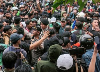 TUNJUK perasaan yang berlaku di luar bangunan Parlimen, Jakarta semalam. - AFP