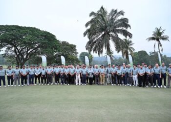 AL-SULTAN Abdullah Ri’ayatuddin Al-Mustafa Billah Shah berkenan bergambar bersama para peserta Kejohanan Golf Fillah Tuanku Canselor UMPSA di Sungai Long Golf & Country Club, semalam. 