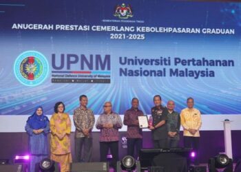 Arman Rumaizi  Ahmad (tiga dari kanan) menerima Anugerah Anugerah Prestasi Cemerlang Kebolehpasaran Graduan 2021-2025 (Kategori Universiti Awam) oleh Kementerian Pendidikan Tinggi (KPT) daripada Dr. Zambry Abdul Kadir pada  Persidangan Kebolehpasaran Graduan KPT (PKGKPT) 2026 dan Majlis Peluncuran Pelan Strategik Kebolehpasaran Graduan (PSKG) 2026-2030 di Kuala Lumpur hari ini.