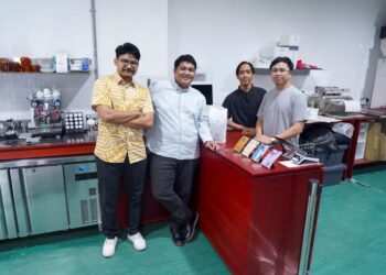 MOHAMED Helmi Ahmad Darki (dua dari kiri) bersama kakitangan Arkid Kopi di Ibu Sawat @ Arkib Coffee Roaster di Cheras, Selangor.