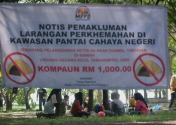 PENGGUNAAN bahasa Melayu di tempat awam penting supaya setiap maklumat dapat difahami oleh semua rakyat tanpa mengira kaum.