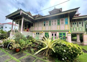 BUDAYA dapat dilihat melalui langsir, warna dinding, susunan perabot dan cara kita membentuk sebuah ruang sebagai tempat berlindung.