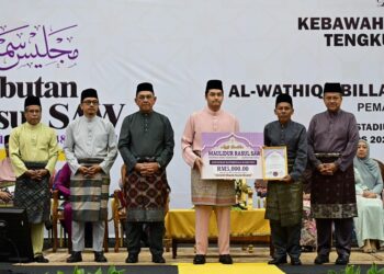 PEMANGKU Raja Terengganu, Tengku Muhammad Ismail Sultan Mizan Zainal Abidin (tiga dari kanan) berkenan menyampaikan Anugerah Kepimpinan Komuniti kepada Abdul Razak Abd. Rashid (dua dari kanan) yang mewakili Pertubuhan Komuniti Gong Tok Nasek Care pada Sambutan Maulidur Rasul Peringkat Negeri Terengganu Tahun 1448 Hijrah di Stadium Negeri, Kuala Terengganu, Terengganu.