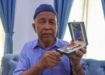 SALLEH Busu menunjukkan Pingat Jasa Negara yang diterimanya ketika ditemui di Kampung Kubang Tangga, Kuala Terengganu, Terengganu.-UTUSAN/PUQTRA HAIRRY