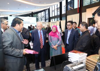 PENGERUSI VentureTECH, Datuk Ir. Khalilur Rahman Ebrahim (tengah) mendengar taklimat pada majlis tersebut.