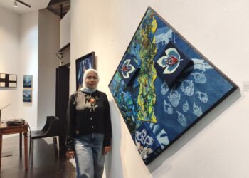 Azmatul Hazrin menggunakan teknik cyanotype yang memerlukan pendedahan kepada cahaya matahari bagi memindahkan imej ke atas kanvas.