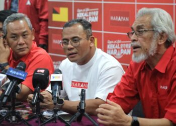 AMIRUDIN Shari pada sidang akhbar di Seremban malam ini.-UTUSAN/MOHD. SHAHJEHAN MAAMIN.