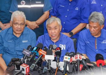 AHMAD Zahid Hamidi (tengah) pada sidang media keputusan Pilihan Raya Negeri (PRN) Negeri Sembilan di Wisma UMNO Seremban di sini, hari ini. Gambar ISKANDAR ISHAK
