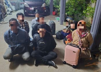 LAPAN PATI Indonesia ditahan selepas masuk ke negara ini tanpa dokumen sah dalam serbuan di Kampung Gong Serapat, Pasir Puteh, Kelantan semalam.-IHSAN PGA