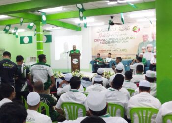 MUHAMMAD Sanusi Md. Nor berucap di dalam Muktamar Tahunan Dewan Pemuda Pas Perak di Gerik, Perak hari ini. -FADZIL ZAINOL