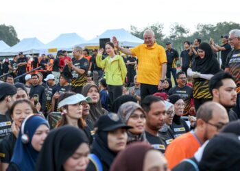 SULTAN Nazrin Shah dan Tuanku Zara Salim berkenan melepaskan para peserta Larian Run For Tigers: The Long Run di Taman Wetland Putrajaya. - UTUSAN/FAISOL MUSTAFA