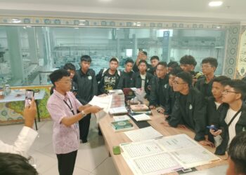 Pelajar Darul Arafah mendengar taklimat penerbitan dan percetakan al-Quran daripada kakitangan Kompleks Nasyrul Quran, Putrajaya.