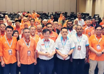 CHOW Kon Yeow (depan, tiga dari kiri) ketika menghadiri Konvensyen Parti Amanah Negara (Amanah) Pulau Pinang di Bukit Mertajam, Pulau Pinang.