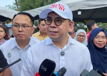 STEVEN Sim Chee Keong (tengah) ketika ditemui pemberita semasa merasmikan Program Jualan MADANI KUSKOP (JMK) 2026 di Bukit Mertajam, Pulau Pinang.