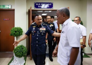MOHD. Yusoff Mamat (kiri) selepas menghadiri Mesyuarat Permuafakatan Polis Diraja Malaysia Bersama Jabatan Pendidikan Negeri (JPN) Kelantan di JPN Kelantan, Tunjong, Kota Bharu, Kelantan hari ini-UTUSAN/KAMARUL BISMI KAMARUZAMAN.
