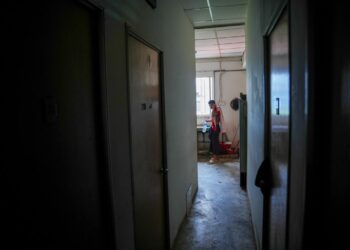 Jabatan Bomba dan Penyelamat Malaysia (JBPM) Kuala Lunpur telah melaksanakan Op Bersepadu Sarang Burung (Penginapan Haram Berisiko Tinggi) di sekitar Jalan Tun HS Lee baru-baru ini. - UTUSAN/Saddam Yusoff