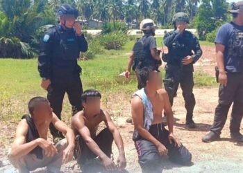 TIGA lelaki disyaki anggota penyeludup dadah rentas sempadan ditahan susulan kejadian dua anggota polis ditembak mati manakala empat lagi cedera dalam satu operasi di Daerah Tak Bai, Thailand pagi tadi.