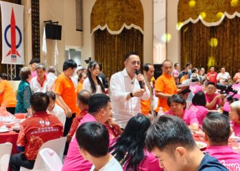 STEVEN Sim Chee Keong (berdiri, tengah) ketika berucap sempena Majlis Makan Malam 'Tanjong@40 - Kekal Teguh Pada Perjuangan' di George Town, Pulau Pinang malam tadi.