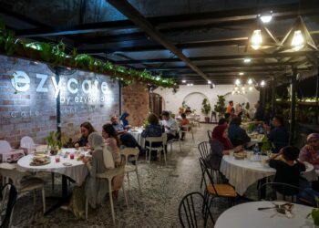 SUASANA dalam kafe EzyCafé by EzyDurian yang selesa menjadikan momen bersama insan tersayang lebih dihargai.