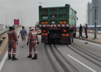 BEBERAPA anggota bomba sedang memeriksa lokasi kejadian rempuhan melibatkan sebuah lori yang mengorbankan nyawa seorang pejalan kaki di Jalan Bukit Tengah, Bukit Mertajam, Pulau Pinang hari ini.-IHSAN JBPM PULAU PINANG