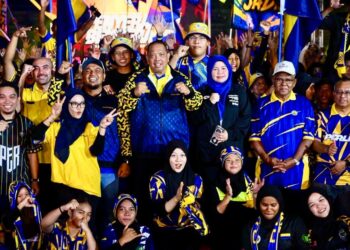 ABU Bakar Hamzah bersama para atlet bersempena Majlis Penyerahan Bendera Kontinjen Perlis sempena temasya Sukan Malaysia (Sukma) dan Para Sukma Selangor 2026 di Kompleks Tuanku Syed Putra di Kangar, Perlis semalam.-UTUSAN