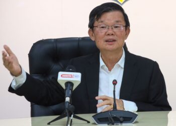 CHOW Kon Yeow ketika sidang akhbar di pejabatnya di George Town, Pulau Pinang hari ini.-UTUSAN/DANIAL SAAD
