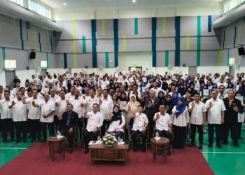 SALMAH (tengah) bergambar kenangan pada Majlis Penyerahan Surat Prakarsa Peningkatan Mutu Sekolah di bawah Reformasi Sekolah sempena Pelaksanaan RPM 2026-2035 di Dewan Serbaguna, Jabatan Pendidikan Negeri Perak di Ipoh hari ini.