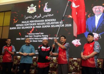 MENTERI Besar Kelantan, Datuk Mohd. Nassuruddin Daud (tengah) menyerahkan bendera negeri kepada Zamakhshari Muhamad (dua dari kanan) selaku Ketua Kontinjen Kelantan pada Majlis Solat Hajat dan Penyerahan Bendera Kepada Kontinjen Kelantan ke Sukma 22 Selangor dan Para Sukma Selangor 2026 di Kota Bharu, Kelantan. - UTUSAN/MUSTAQIM MOHAMED